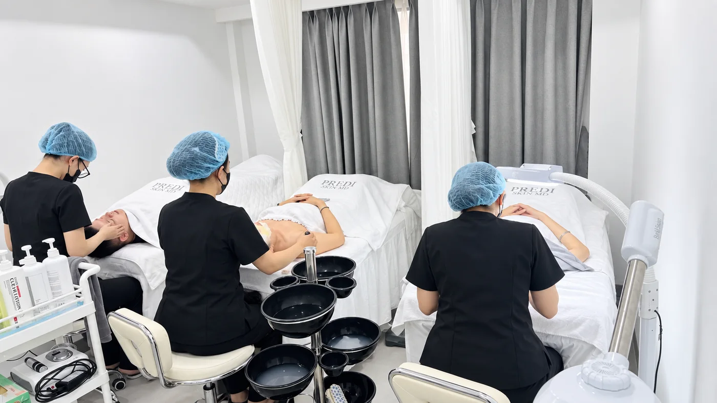 Kỹ thuật viên Kim DMP đang chăm sóc da cho khách hàng